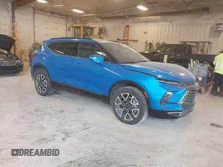 2025 Chevrolet Blazer RS z VIN 3GNKBKRSXSS142457, wystawiony jako IAAI lot #42151541 z przebiegiem 3 690 mil mil oraz . Historia ofert i sprzedaży dostępna na DreamBid. Obrazek 1.