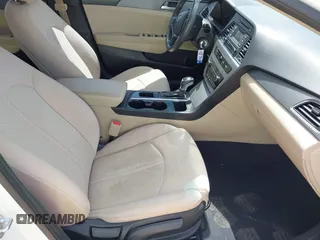 2017 Hyundai Sonata 2.4L z VIN 5NPE24AF3HH585942, wystawiony jako IAAI lot #42091264 z przebiegiem 70 979 mil mil oraz . Historia ofert i sprzedaży dostępna na DreamBid. Obrazek 5.