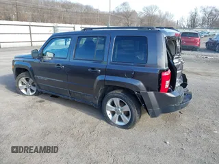 2016 Jeep Patriot High Altitude z VIN 1C4NJPFA5GD543228, wystawiony jako IAAI lot #41790893 z przebiegiem 109 949 mil mil oraz . Historia ofert i sprzedaży dostępna na DreamBid. Obrazek 3.
