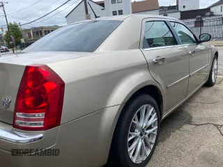 2008 Chrysler 300 C Hemi z VIN 2C3KA63H18H159843, wystawiony jako Copart lot #61594125 z przebiegiem 69 982 mil mil oraz Czysty tytuł • Clean title. Historia ofert i sprzedaży dostępna na DreamBid. Obrazek 4.