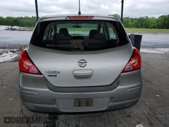 2008 Nissan Versa S z VIN 3N1BC13EX8L444176, wystawiony jako Copart lot #55516445 z przebiegiem 135 005 mil mil oraz Szkoda całkowita • Salvage title. Historia ofert i sprzedaży dostępna na DreamBid. Obrazek 6.
