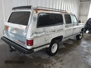 1989 Chevrolet Suburban z VIN 1GNEV16K2KF127586, wystawiony jako IAAI lot #41867659 z przebiegiem 71 373 mil mil oraz . Historia ofert i sprzedaży dostępna na DreamBid. Obrazek 4.