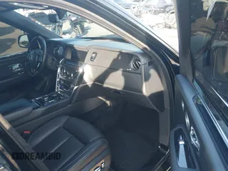 2021 Rolls-Royce Cullinan z VIN SLATV4C0XMU208037, wystawiony jako IAAI lot #41402539 z przebiegiem 27 057 mil mil oraz . Historia ofert i sprzedaży dostępna na DreamBid. Obrazek 5.