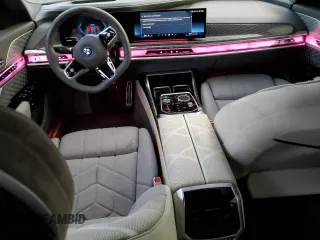 2023 BMW i7 xDrive60 z VIN WBY53EJ02PCL65182, wystawiony jako Copart lot #75177134 z przebiegiem 14 777 mil mil oraz Nie do naprawy. Historia ofert i sprzedaży dostępna na DreamBid. Obrazek 8.