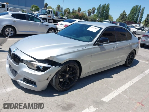 2013 BMW 3 Series 328i z VIN WBA3C1C58DF438492, wystawiony jako IAAI lot #42227575 z przebiegiem 110 497 mil mil oraz . Historia ofert i sprzedaży dostępna na DreamBid. Obrazek 2.