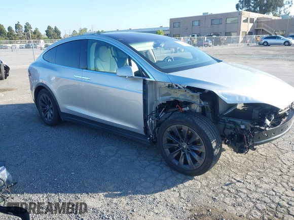 2017 Tesla Model X 90D z VIN 5YJXCAE25HF077689, wystawiony jako IAAI lot #42138029 z przebiegiem 71 574 mil mil oraz . Historia ofert i sprzedaży dostępna na DreamBid. Obrazek 1.