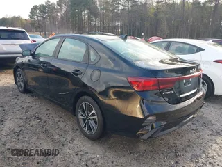 2024 Kia Forte LXS z VIN 3KPF24AD7RE799390, wystawiony jako IAAI lot #41856786 z przebiegiem 24 804 mil mil oraz . Historia ofert i sprzedaży dostępna na DreamBid. Obrazek 3.