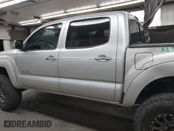2013 Toyota Tacoma z VIN 3TMLU4EN0DM123507, wystawiony jako IAAI lot #42691592 z przebiegiem 100 894 mil mil oraz . Historia ofert i sprzedaży dostępna na DreamBid. Obrazek 14.