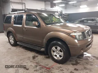 2005 Nissan Pathfinder SE z VIN 5N1AR18W65C703936, wystawiony jako IAAI lot #41271670 z przebiegiem 129 744 mil mil oraz . Historia ofert i sprzedaży dostępna na DreamBid. Obrazek 1.