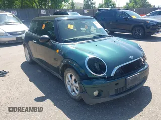 2008 MINI Hardtop z VIN WMWMF33528TU65542, wystawiony jako IAAI lot #42522522 z przebiegiem 155 728 mil mil oraz . Historia ofert i sprzedaży dostępna na DreamBid. Obrazek 1.