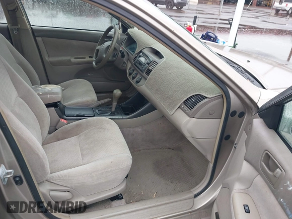 2002 Toyota Camry LE z VIN JTDBE32KX20022844, wystawiony jako IAAI lot #41392677 z przebiegiem 155 533 mil mil oraz . Historia ofert i sprzedaży dostępna na DreamBid. Obrazek 5.