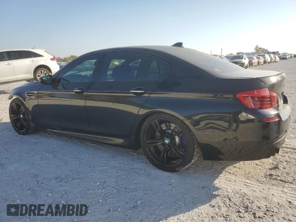 2015 BMW M5 z VIN WBSFV9C52FD594673, wystawiony jako Copart lot #77460894 z przebiegiem 131 755 mil mil oraz Czysty tytuł • Clean title. Historia ofert i sprzedaży dostępna na DreamBid. Obrazek 2.