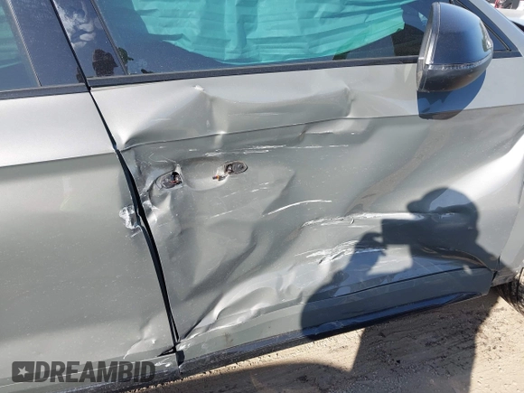 2023 Audi SQ5 Premium Plus z VIN WA1B4AFY4P2035195, wystawiony jako IAAI lot #42004734 z przebiegiem 10 353 mil mil oraz . Historia ofert i sprzedaży dostępna na DreamBid. Obrazek 6.