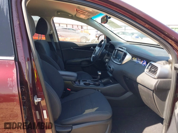 2019 Kia Sorento LX z VIN 5XYPG4A53KG442330, wystawiony jako IAAI lot #41979033 z przebiegiem 95 335 mil mil oraz . Historia ofert i sprzedaży dostępna na DreamBid. Obrazek 5.