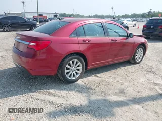 2013 Chrysler 200 Touring z VIN 1C3CCBBBXDN577338, wystawiony jako IAAI lot #42485345 z przebiegiem 112 007 mil mil oraz . Historia ofert i sprzedaży dostępna na DreamBid. Obrazek 4.