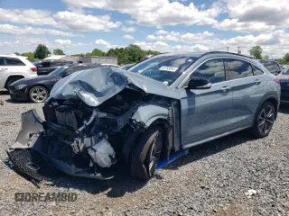 2023 Infiniti QX55 Luxe z VIN 3PCAJ5JRXPF104650, wystawiony jako Copart lot #60765804 z przebiegiem 15 331 mil mil oraz Szkody całkowita. Historia ofert i sprzedaży dostępna na DreamBid. Obrazek 1.