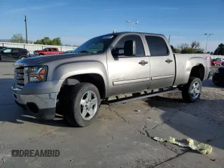 2013 GMC Sierra 2500HD SLE z VIN 1GT120C83DF132110, wystawiony jako Copart lot #54306165 z przebiegiem 233 284 mil mil oraz Szkoda całkowita • Salvage title. Historia ofert i sprzedaży dostępna na DreamBid. Obrazek 1.