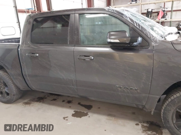 2020 Ram 1500 Big Horn z VIN 1C6SRFFT6LN103179, wystawiony jako IAAI lot #41884083 z przebiegiem 63 461 mil mil oraz . Historia ofert i sprzedaży dostępna na DreamBid. Obrazek 13.