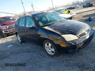 2006 Ford Focus S z VIN 1FAHP37N46W256803, wystawiony jako IAAI lot #41321856 z przebiegiem 99 657 mil mil oraz . Historia ofert i sprzedaży dostępna na DreamBid. Obrazek 1.