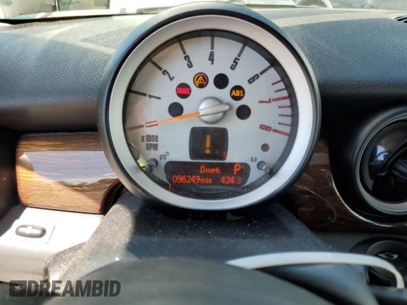 2010 MINI Hardtop z VIN WMWMF3C59ATZ21719, wystawiony jako Copart lot #56020765 z przebiegiem 96 249 mil mil oraz Szkoda całkowita • Salvage title. Historia ofert i sprzedaży dostępna na DreamBid. Obrazek 9.