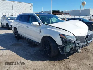 2016 Lincoln MKT EcoBoost z VIN 2LMHJ5AT0GBL00877, wystawiony jako IAAI lot #41722584 z przebiegiem 148 585 mil mil oraz . Historia ofert i sprzedaży dostępna na DreamBid. Obrazek 1.