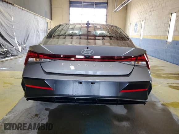 2025 Hyundai Elantra SEL Convenience z VIN KMHLS4DG4SU893058, wystawiony jako Copart lot #60174935 z przebiegiem 16 187 mil mil oraz Czysty tytuł • Clean title. Historia ofert i sprzedaży dostępna na DreamBid. Obrazek 6.