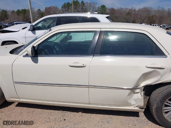2008 Chrysler 300 Touring with VIN 2C3KA53G88H322893, listed as a IAAI auction lot 41811506 with 259,383 mi miles. Bid and sale history available at carsss.com. Image 14.