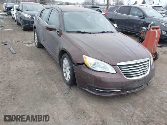 2013 Chrysler 200 Touring z VIN 1C3CCBBB0DN570432, wystawiony jako IAAI lot #41566127 z przebiegiem 167 300 mil mil oraz . Historia ofert i sprzedaży dostępna na DreamBid. Obrazek 1.