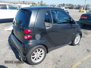 2009 Smart fortwo Pure z VIN WMEEJ31X49K218655, wystawiony jako IAAI lot #40850458 z przebiegiem 243 075 mil mil oraz . Historia ofert i sprzedaży dostępna na DreamBid. Obrazek 4.