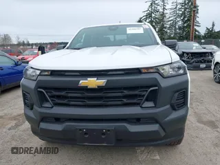 2023 Chevrolet Colorado 2WD Work Truck z VIN 1GCGSBECXP1210035, wystawiony jako IAAI lot #41906185 z przebiegiem 15 001 mil mil oraz . Historia ofert i sprzedaży dostępna na DreamBid. Obrazek 13.