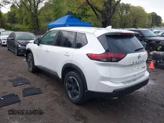 2024 Nissan Rogue SV z VIN 5N1BT3BB3RC751536, wystawiony jako IAAI lot #42165715 z przebiegiem 4797 mil mil oraz . Historia ofert i sprzedaży dostępna na DreamBid. Obrazek 3.