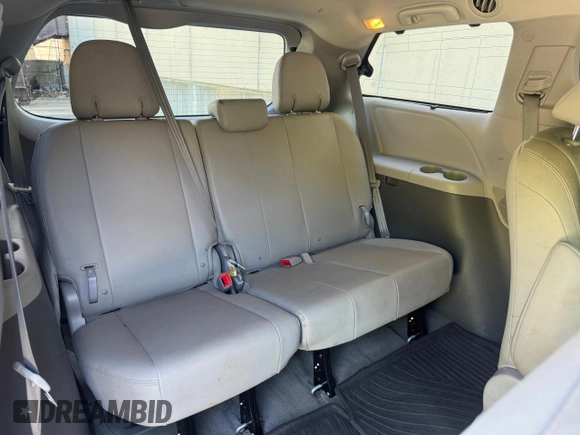 2015 Toyota Sienna Limited z VIN 5TDDK3DC8FS124511, wystawiony jako Copart lot #62570905 z przebiegiem 188 920 mil mil oraz Czysty tytuł • Clean title. Historia ofert i sprzedaży dostępna na DreamBid. Obrazek 15.