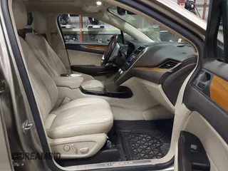 2018 Lincoln MKC Select z VIN 5LMCJ2D95JUL03454, wystawiony jako IAAI lot #42183892 z przebiegiem 78 248 mil mil oraz . Historia ofert i sprzedaży dostępna na DreamBid. Obrazek 5.