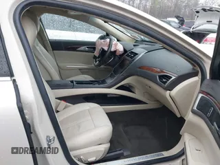 2015 Lincoln MKZ z VIN 3LN6L2JK1FR603766, wystawiony jako IAAI lot #41975944 z przebiegiem 81 547 mil mil oraz . Historia ofert i sprzedaży dostępna na DreamBid. Obrazek 5.