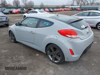2013 Hyundai Veloster w/Gray Int z VIN KMHTC6AD3DU140949, wystawiony jako IAAI lot #41883011 z przebiegiem 108 247 mil mil oraz . Historia ofert i sprzedaży dostępna na DreamBid. Obrazek 3.
