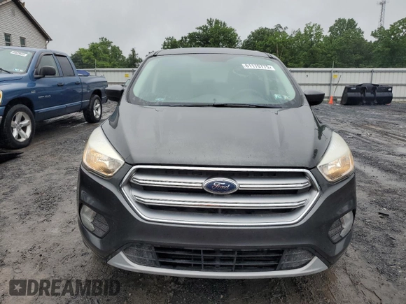 2017 Ford Escape SE z VIN 1FMCU9GD4HUE68604, wystawiony jako Copart lot #61170775 z przebiegiem 152 286 mil mil oraz Czysty tytuł • Clean title. Historia ofert i sprzedaży dostępna na DreamBid. Obrazek 5.