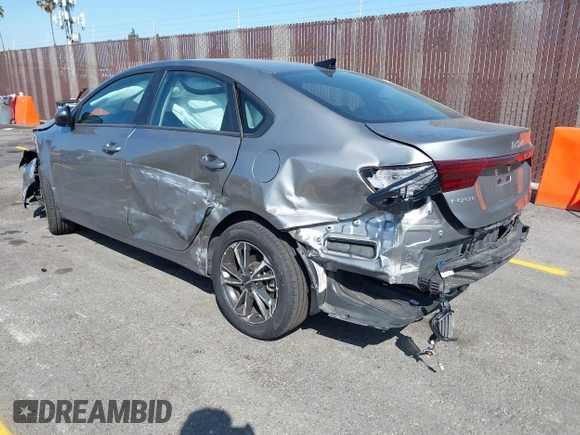 2023 Kia Forte LXS z VIN 3KPF24AD1PE621214, wystawiony jako IAAI lot #41970298 z przebiegiem 35 996 mil mil oraz . Historia ofert i sprzedaży dostępna na DreamBid. Obrazek 3.