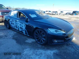 2013 Tesla Model S with VIN 5YJSA1CNODFP07903, listed as a IAAI auction lot 41281788 with Not Provided miles. Bid and sale history available at carsss.com. Image 1.