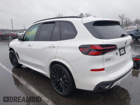 2024 BMW X5 xDrive40i z VIN 5UX23EU04R9V15176, wystawiony jako IAAI lot #41788597 z przebiegiem Nie podano mil oraz . Historia ofert i sprzedaży dostępna na DreamBid. Obrazek 3.