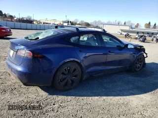 2022 Tesla Model S z VIN 5YJSA1E55NF475989, wystawiony jako Copart lot #88104975 z przebiegiem Nie podano mil oraz Szkoda całkowita • Salvage title. Historia ofert i sprzedaży dostępna na DreamBid. Obrazek 3.