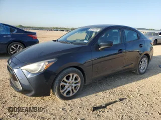 2016 Scion iA z VIN 3MYDLBZV0GY129764, wystawiony jako Copart lot #52340235 z przebiegiem 95 579 mil mil oraz Czysty tytuł • Clean title. Historia ofert i sprzedaży dostępna na DreamBid. Obrazek 1.