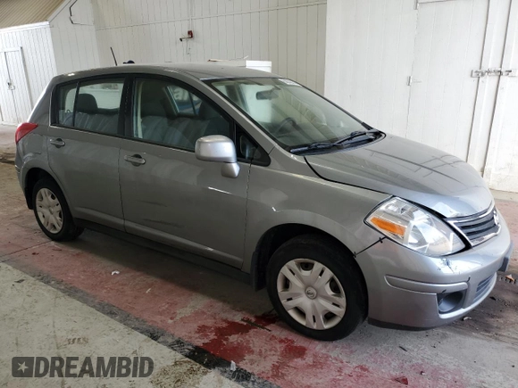 2011 Nissan Versa S z VIN 3N1BC1CP7BL409393, wystawiony jako Copart lot #60806585 z przebiegiem 147 149 mil mil oraz Szkoda całkowita • Salvage title. Historia ofert i sprzedaży dostępna na DreamBid. Obrazek 4.
