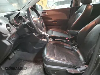 2014 Chevrolet Sonic LTZ z VIN 1G1JE6SB8E4233382, wystawiony jako Copart lot #48941115 z przebiegiem 95 876 mil mil oraz Szkoda całkowita • Salvage title. Historia ofert i sprzedaży dostępna na DreamBid. Obrazek 7.