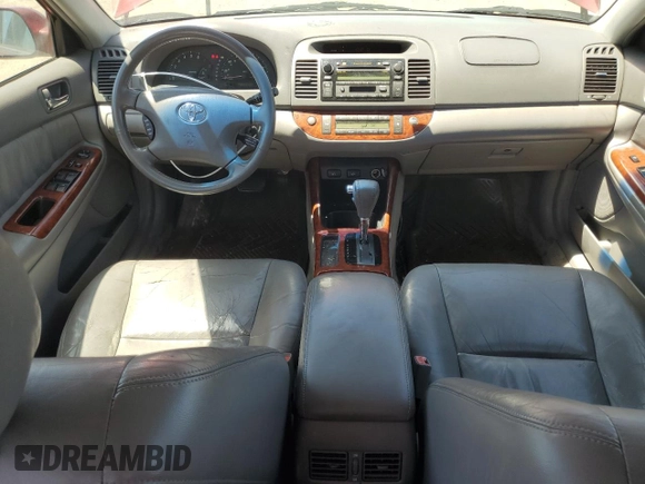 2003 Toyota Camry LE z VIN 4T1BF30K23U056007, wystawiony jako Copart lot #55187435 z przebiegiem 233 976 mil mil oraz Czysty tytuł • Clean title. Historia ofert i sprzedaży dostępna na DreamBid. Obrazek 8.