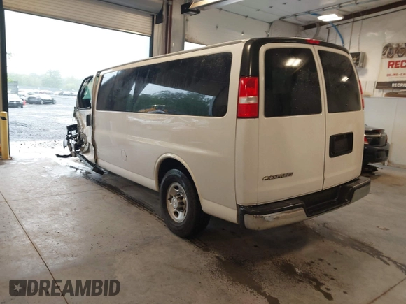 2018 Chevrolet Express Passenger LT z VIN 1GAZGPFG3J1267167, wystawiony jako IAAI lot #42320536 z przebiegiem 81 068 mil mil oraz . Historia ofert i sprzedaży dostępna na DreamBid. Obrazek 3.
