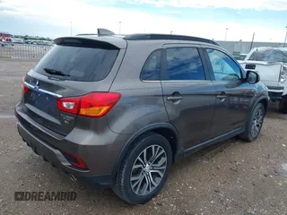 2018 Mitsubishi Outlander SEL z VIN JA4AP4AW4JU018385, wystawiony jako IAAI lot #42460235 z przebiegiem 83 910 mil mil oraz . Historia ofert i sprzedaży dostępna na DreamBid. Obrazek 4.