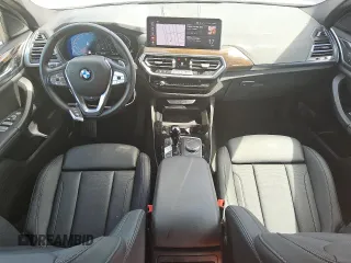 2024 BMW X4 xDrive30i z VIN 5UX33DT07R9X23990, wystawiony jako Copart lot #57439675 z przebiegiem 15 374 mil mil oraz Tytuł czysty. Historia ofert i sprzedaży dostępna na DreamBid. Obrazek 8.
