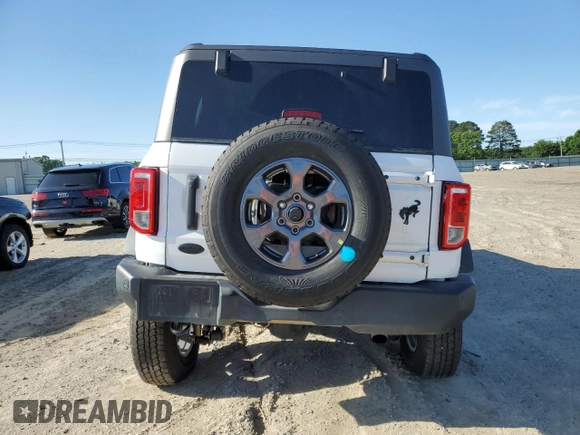 2023 Ford Bronco z VIN 1FMEE5BP7PLC16799, wystawiony jako Copart lot #57847955 z przebiegiem 11 980 mil mil oraz Czysty tytuł • Clean title. Historia ofert i sprzedaży dostępna na DreamBid. Obrazek 6.