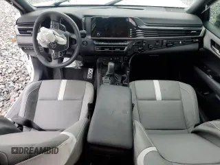 2025 Toyota Camry LE z VIN 4T1DAACK4SU536541, wystawiony jako Copart lot #56383535 z przebiegiem Nie podano mil oraz Szkoda całkowita • Salvage title. Historia ofert i sprzedaży dostępna na DreamBid. Obrazek 8.