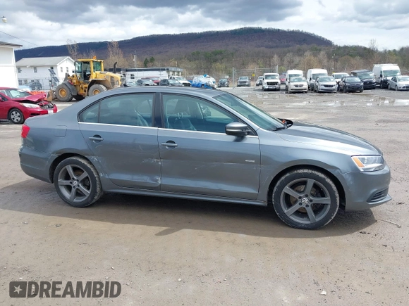 2013 Volkswagen Jetta SE with VIN 3VWBP7AJ2DM395982, listed as a IAAI auction lot 41952654 with 130,906 mi miles and . Bid and sale history available at DreamBid. Image 6.